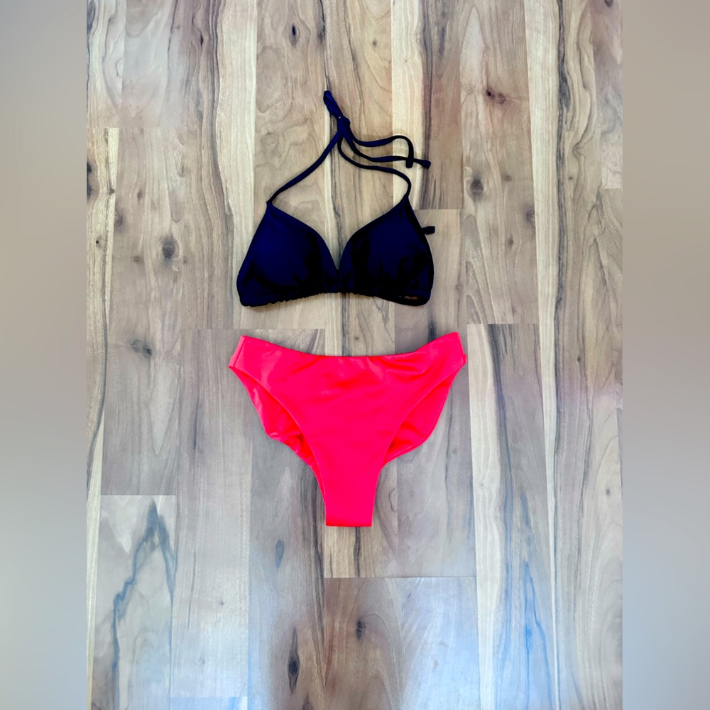 Londre The High-Leg Scrunch Bottom - Fiesta Red & The Triangle Top - Matte Black
